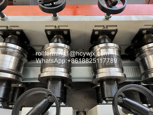 เครื่องปรับความกว้าง Feed Shutter Door Roll Forming สําหรับความหนา 0.8-1.2mm